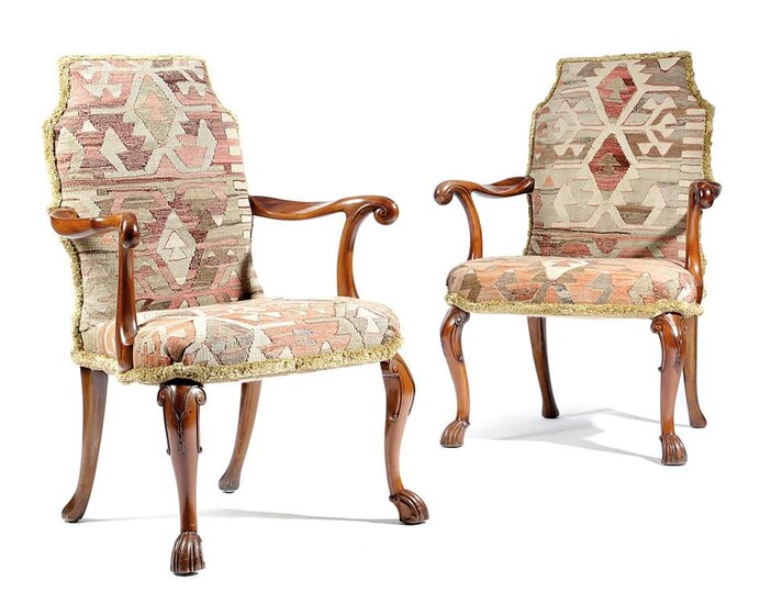 Paire de fauteuils à bras en bois d'if de style GEORGE II, peut-être IRLANDAIS, fin...