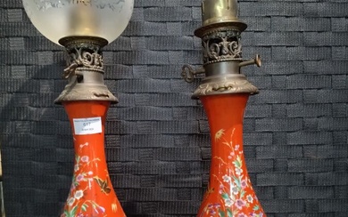 Paire de lampes à pétrole en porcelaine émaillée polychrome à décor de jetés de fleurs...