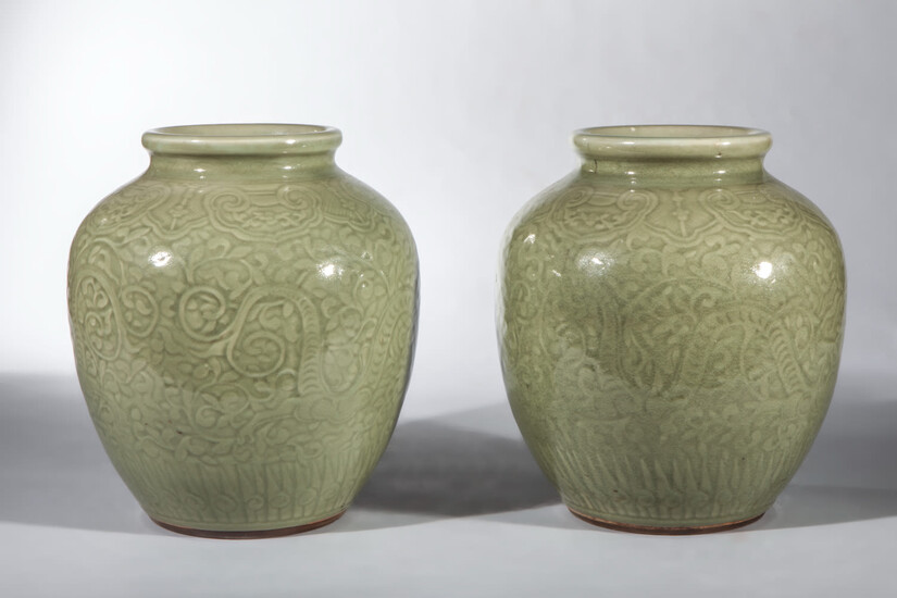 Paire de pots en porcelaine du lonquan décoré en...