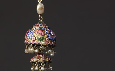 Pendant with two differently sized charms in 18k gold enamelled with flowers, it holds a silver cube set with twenty-four small rose-cut diamonds and small fine pearls in pendants. The 18k yellow gold bélière is decorated with a larger baroque pearl...
