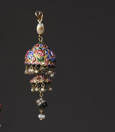 Pendant with two differently sized charms in 18k gold enamelled with flowers, it holds a silver cube set with twenty-four small rose-cut diamonds and small fine pearls in pendants. The 18k yellow gold bélière is decorated with a larger baroque pearl...