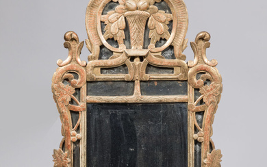 Petit MIROIR à parecloses en bois doré mouluré et sculpté de guirlandes et volutes. Epoque Louis XVI. 114 x 55 cm. Manques.