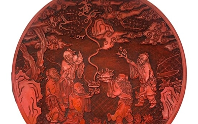 Piatto cinese in lacca cinabro decorato a rilievo con scena del Tao nell’atto...
