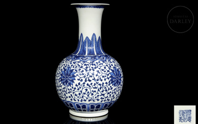 Porcelain vase, blue and white "Scrolls and flowers"