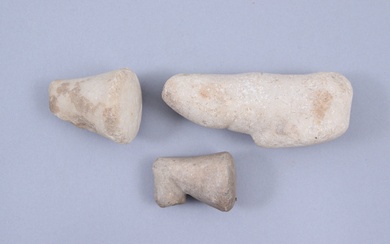 Probablement Smyrne ou ses environs, période gréco-romaine Trois broyeurs coudés en marbre, dont l’un en...