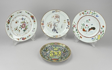 Quatre assiettes en porcelaine chinoise du 18e siècle. Divers. 1x Famille verte à décor floral/oiseau...