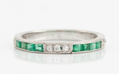 Ring, alliance, 18K white gold with square-cut emeralds and old-cut diamonds