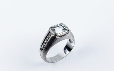 Ring in solid setting in nuanced white gold, with...
