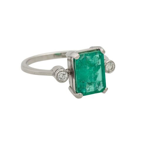 Ring mit Smaragd ca. 3,5 ct und 2 Brillanten zus. ca. 0,14 ct