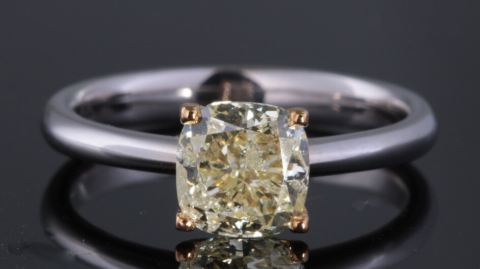 Ring with cushion cut diamond 1.60ct