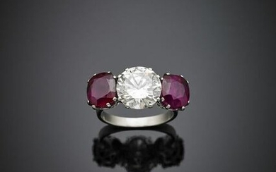 Round ct. 3.90 circa diamond with ruby shoulders