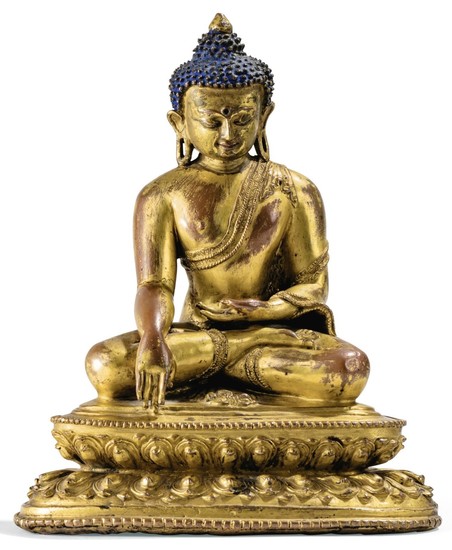 STATUETTE DE BOUDDHA SHAKYAMUNI EN ALLIAGE DE CUIVRE DORÉ TIBET, DÉBUT DU XVE SIÈCLE | 西藏 十五世紀早期 鎏金銅合金釋迦牟尼佛坐像 | A gilt-copper alloy figure of Shakyamuni Buddha, Tibet, early 15th century