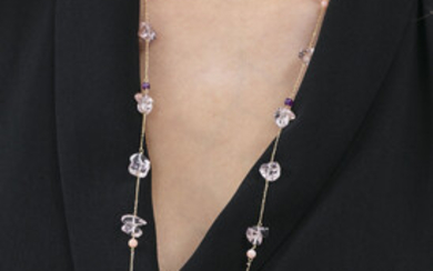 Sautoir or 750 retenant des quartz roses polis alternés de billes d'améthyste et de corail rose, long. 90 cm