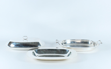 Set da tavola in argento liscio composto da una legumiera con coperchio e presa ad anello e due diversi portavivande…