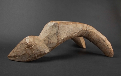 Siège sculpté dans les formes naturelles du bois, avec ancienne patine et marques d’usages. Lobi,...