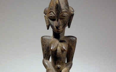 Statuette Sénoufo Statuette féminine bien représentative de la statuaire Sénoufo, belle symétrie, coiffure en forme...