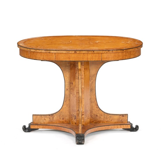 Table d’appoint de style Néoclassique, Russie, milieu du XIXe s., en placage de bouleau de Carélie et filets de bois noirci, 74x101x65 c
