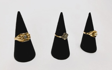 Trois bagues en or jaune 750/1000 - Une bague ruban ajourée sertie d'une perle. TDD....