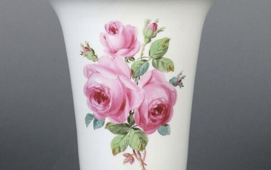Trumpet vase Meissen, 1860-1924, porcelain, glazed and the walls decorated on the front and back with a bouquet of pink roses and rosebuds in moufflon painting, gilded with gold, conical form with the mouth opening upwards in trumpet form, underglazed...