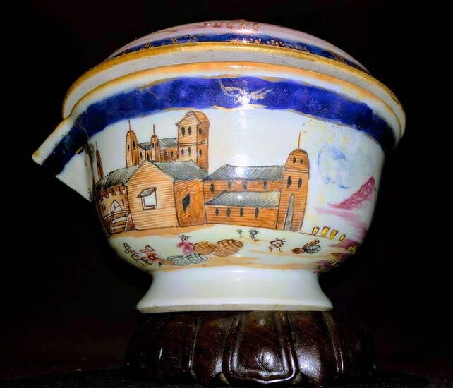 Tureen (1) - Chinese export - Porcelain - Famous China Trade Scene -- 'Warehouse of the Far East' - Rare Qianlong Era Compagnie des Indes (Chine de Commande) Tureen + Cover - China - 18th century