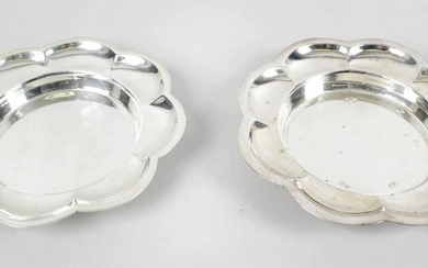 Two cased small modern silver dishes, each of circular