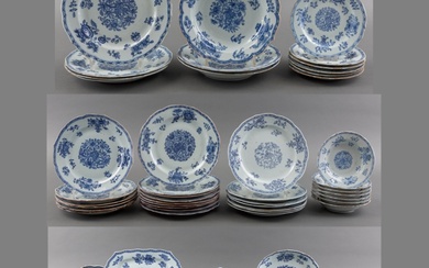 Uitgebreid Chinees porseleinen serviesgedeelte met blauw-wit bloemdecor, en deels...