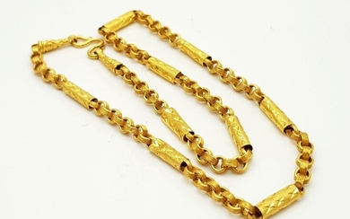 Un collier à maillons en or jaune 22k avec des tubes creux. Connecteurs de lien....
