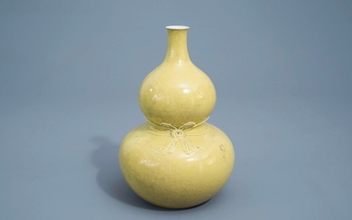 Un vase de forme double gourde en porcelaine de Chine monochrome jaune, marque de Qianlong, 19ème/20ème siècle