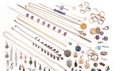 Une grande collection de bijoux, comprenant : une bague en opale et diamant et une...