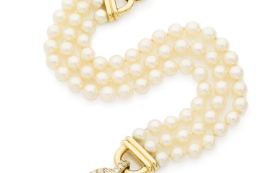 VAN CLEEF & ARPELS Bracelet de trois rangs de perles de culture de diamètre égale...