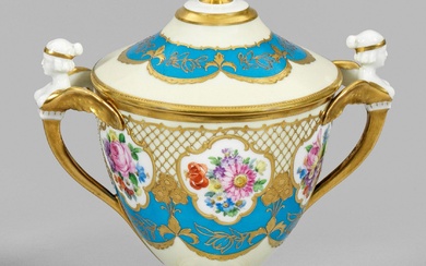 Vase à couvercle décoratif du département de peinture d'Oswald Miersch à Dresde. En forme de...