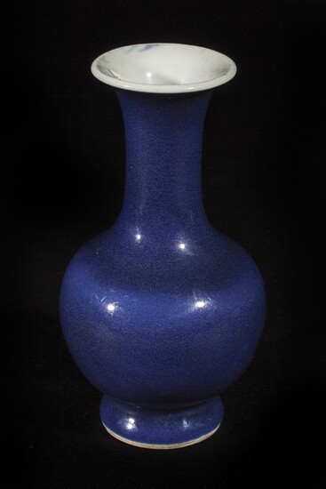 Vase balustre miniature sur piédouche à col évasé en porcelaine à glaçure bleu outremer.