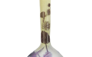 Vase soliflore en verre multicouche signé Gallé. A décor dégagé à l'acide de fleurs bleues sur fond blanc et jaune, h. 17,5 cm