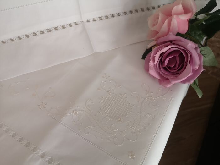 Very rich pure cotton percale bed sheet with hand stitch embroidery in gold silk thread - Linen - AFTER 2000