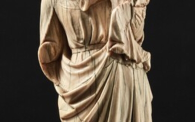 Vierge à l'Enfant en ivoire sculpté avec... - Lot 17 - Pierre Bergé & Associés