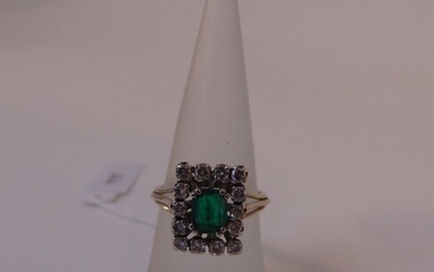 White gold ring (18 carats) set with an emerald in a rectangular surround of diamonds, t. 54, 5 g approx.