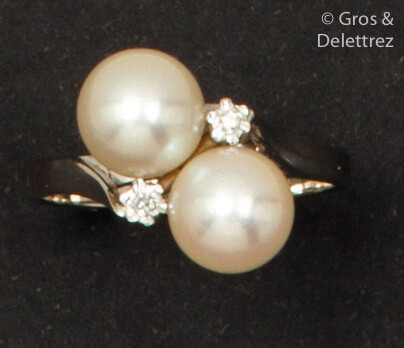 White gold ring, adorned with two cultured pearls...