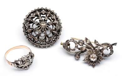Zilveren en gouden ring en twee zilveren broches, 19e/20e eeuw