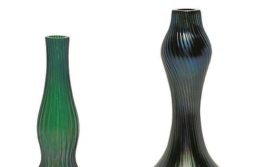 Zwei Glasvasen. Johann Loetz Witwe, Klostermühle oder Pallme König & Habel (?) | Grünes und violettes Glas, perlmuttfarben irisiert.