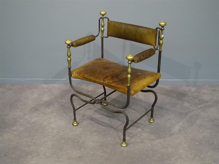 (-), smeedijzeren en bronzen dagbertstoel met lederere rug...