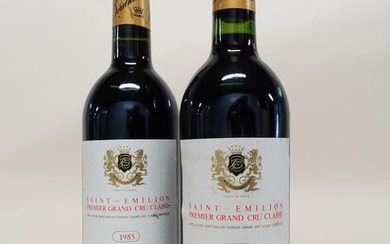 12 bouteilles CHÂTEAU BEAUSEJOUR BECOT 1983 1er GCC (B) Saint Emilion (étiquettes fanées)