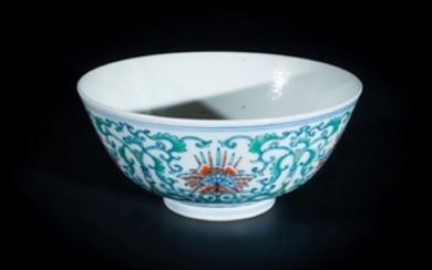 Arte Cinese A porcelain bowl painted with green sprays