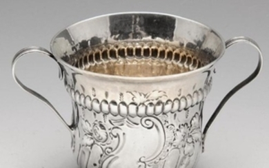 A George III silver porringer, of circular form with a