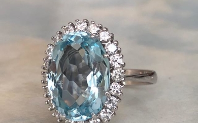 18 kt. White gold ring with 5.00 ct aquamarine and