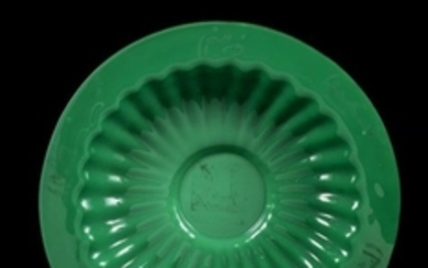 Plat «chrysanthème» en verre de Pékin vert/turquoi…