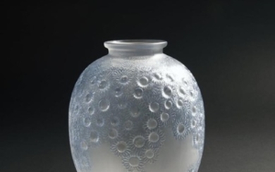 Suzanne Lalique, 'Marguerites' vase, 1923