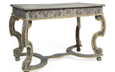 A WILLIAM AND MARY STYLE SIDE TABLE, 20TH CENTURY