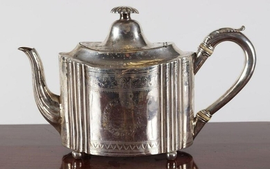 18TH-CENTURY IRISH SILVER TEA POT