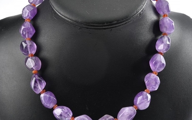 A STRAND OF TUMBLED AMETHYST AND CARNELIAN BEADS