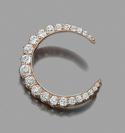 9-carat yellow gold (375‰) "moon" brooch, paved with old-fashioned falling diamonds.